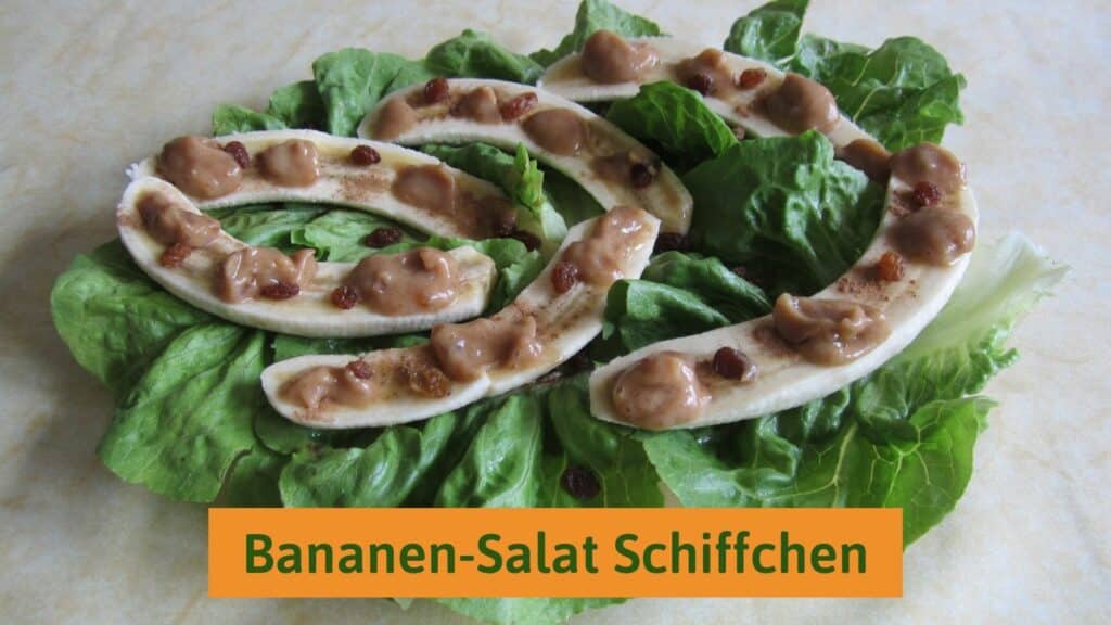 Mit Dattelsauce bekleckste Bananen auf Kopfsalatblättern