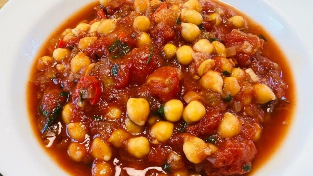 Chickpeas in tomato sauce