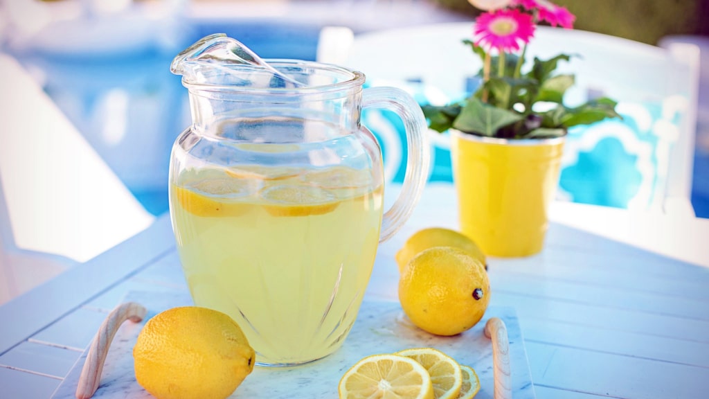 Brocca di acqua e limone