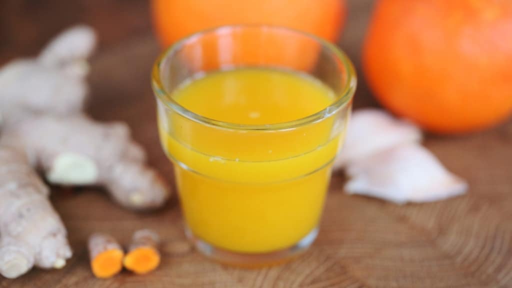 Bicchiere con shot di curcuma e zenzero