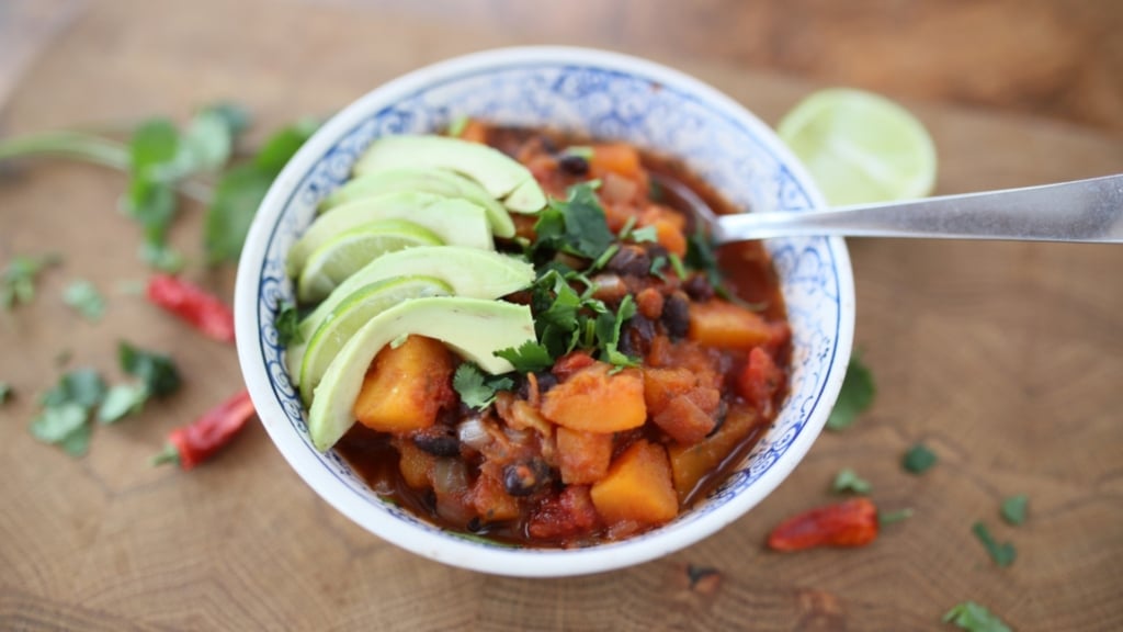 Assiette de chili aux haricots noirs