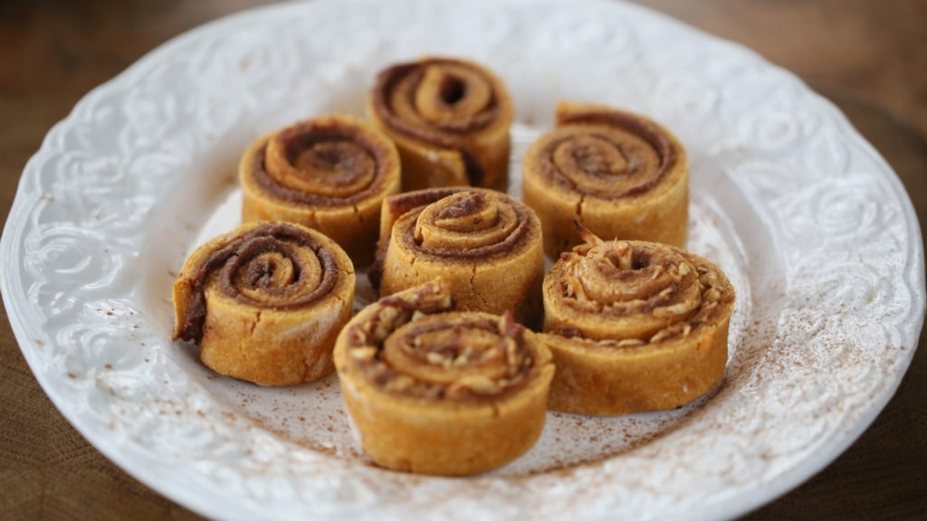 Plato con 7 rollitos de canela