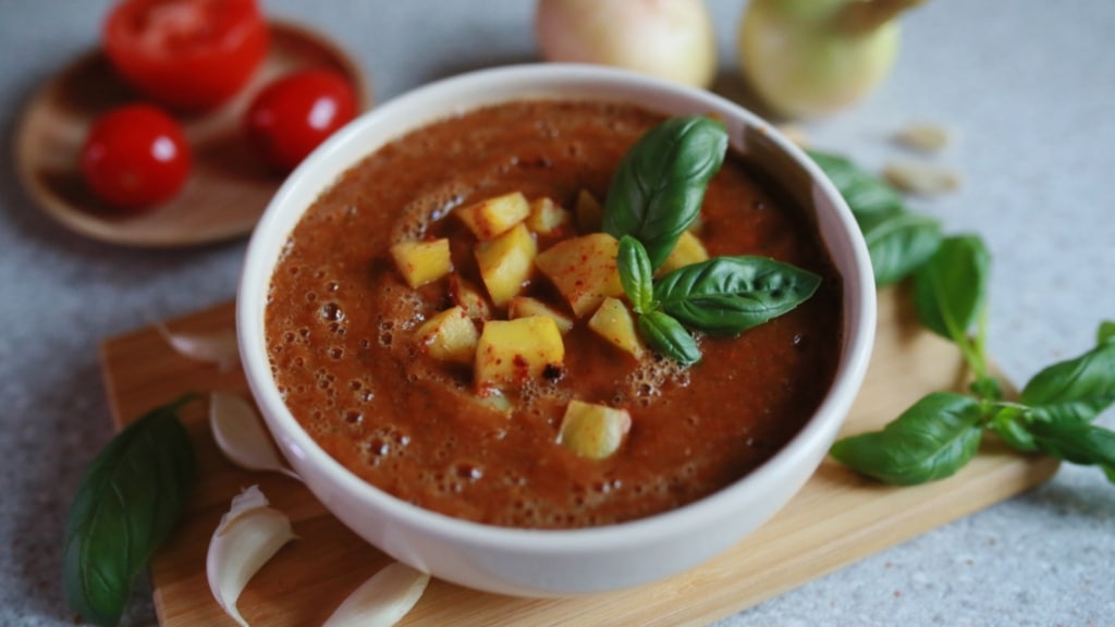 Ciotola di zuppa di pomodoro al forno