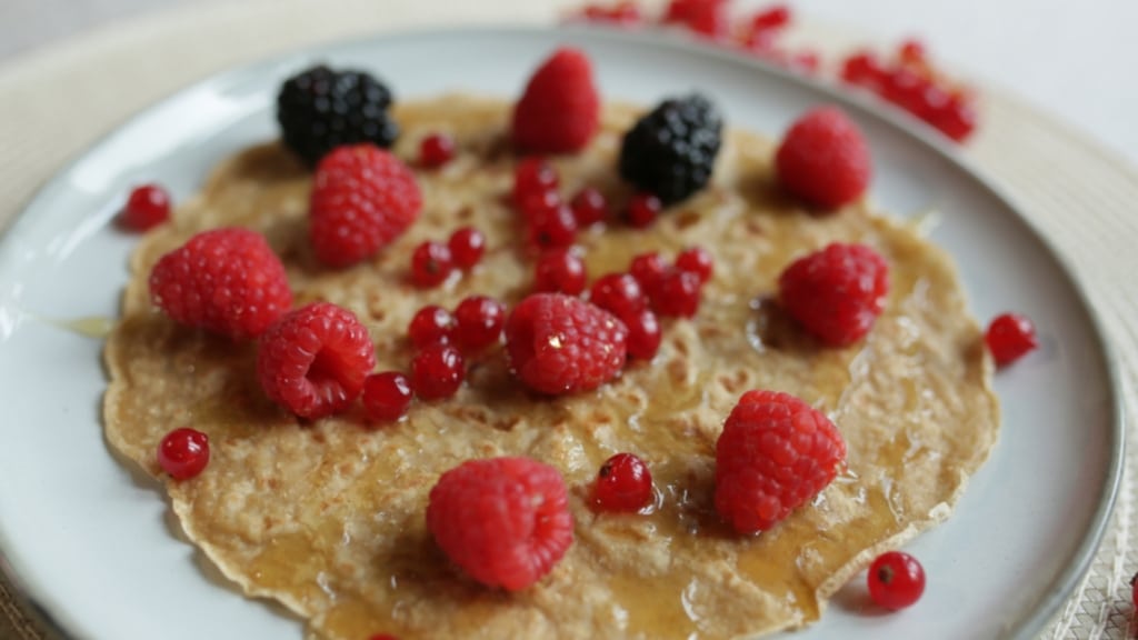 Plaat met pannenkoeken en bessen