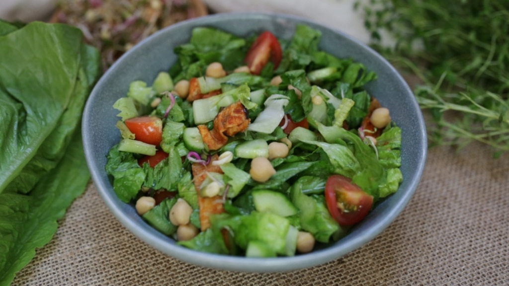 Bowl met gemengde salade en honing-mosterddressing