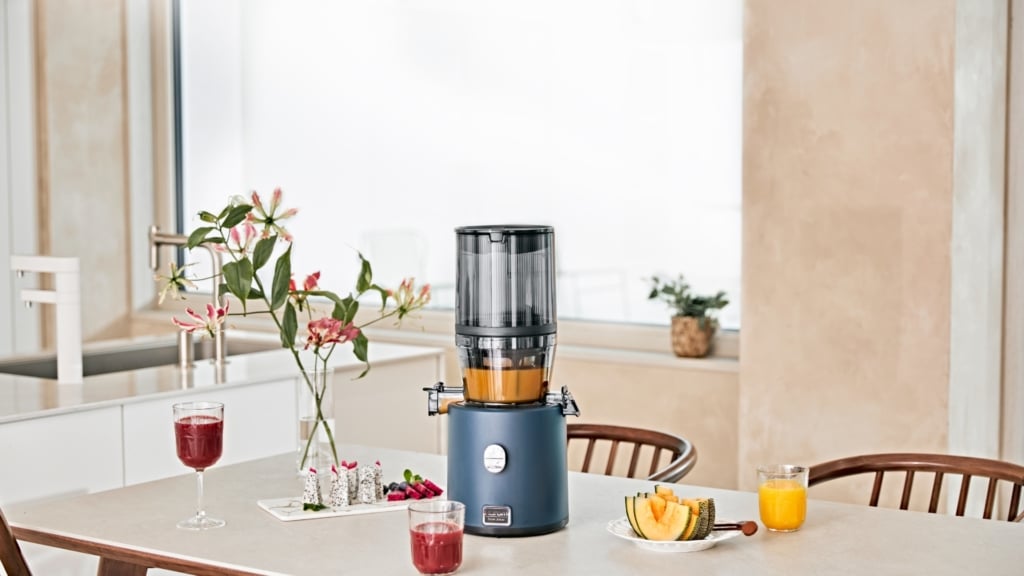 Juicer Hurom 330P on table