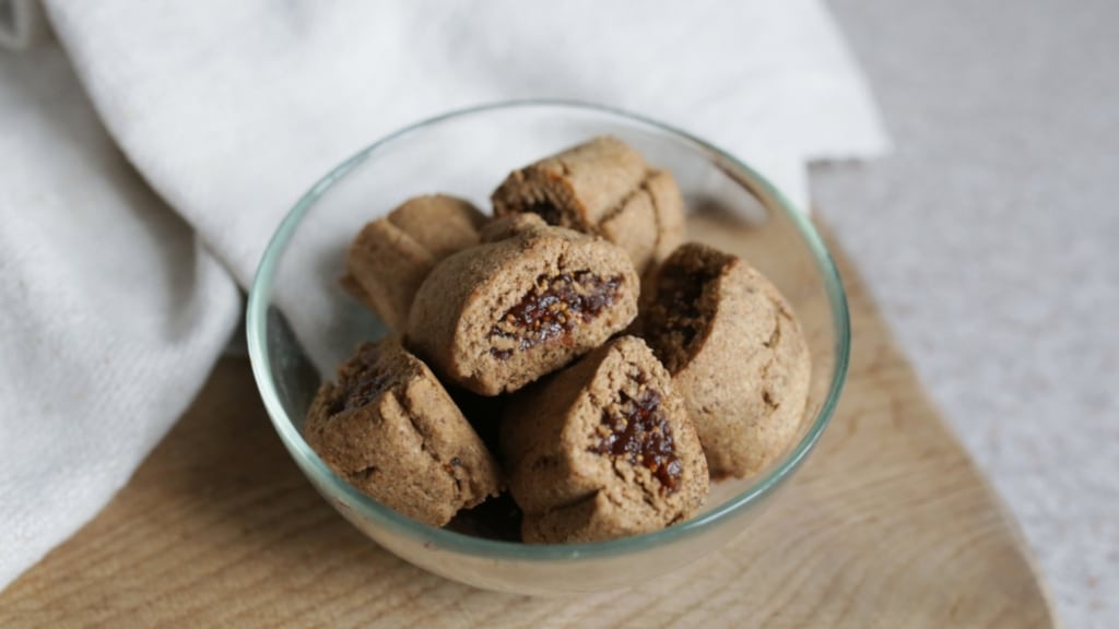 Cuenco de cristal con galletas de higos