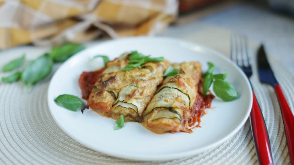 Cannelloni sul piatto bianco