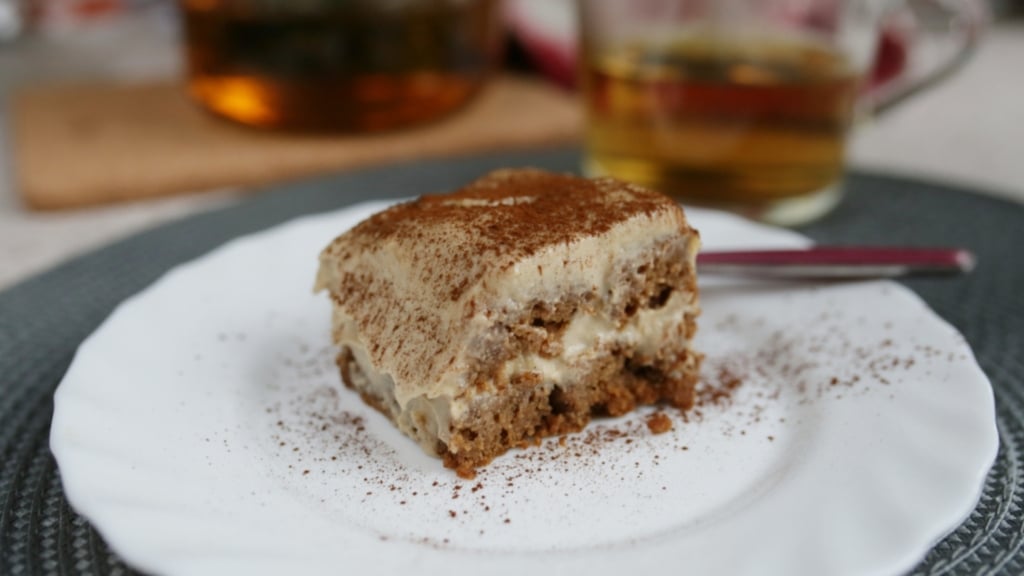 Assiette blanche avec tiramisu