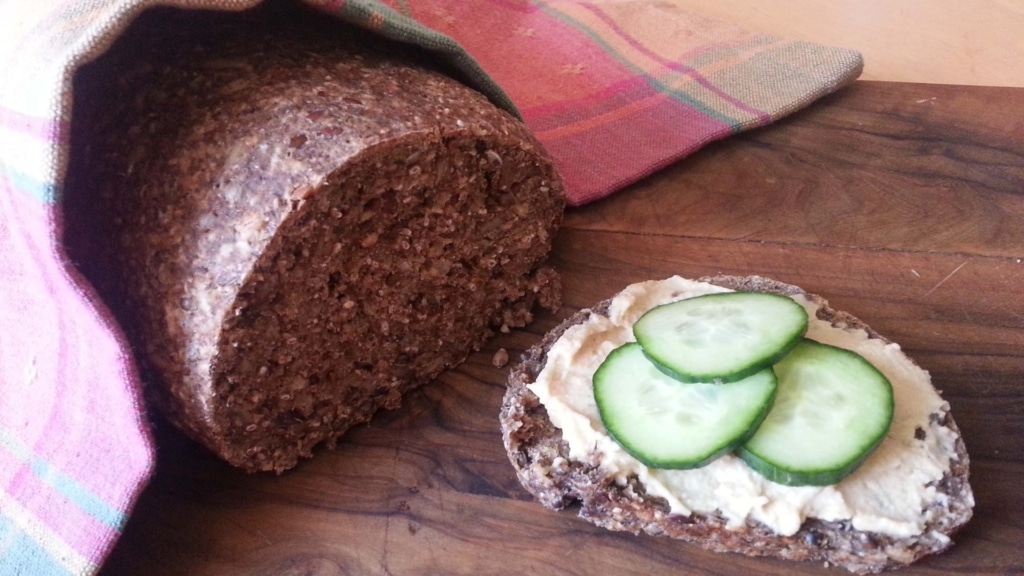 pane senza glutine con crema spalmabile e cetrioli