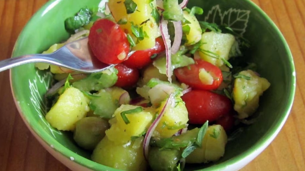 Schale mit italienischem Kartoffelsalat