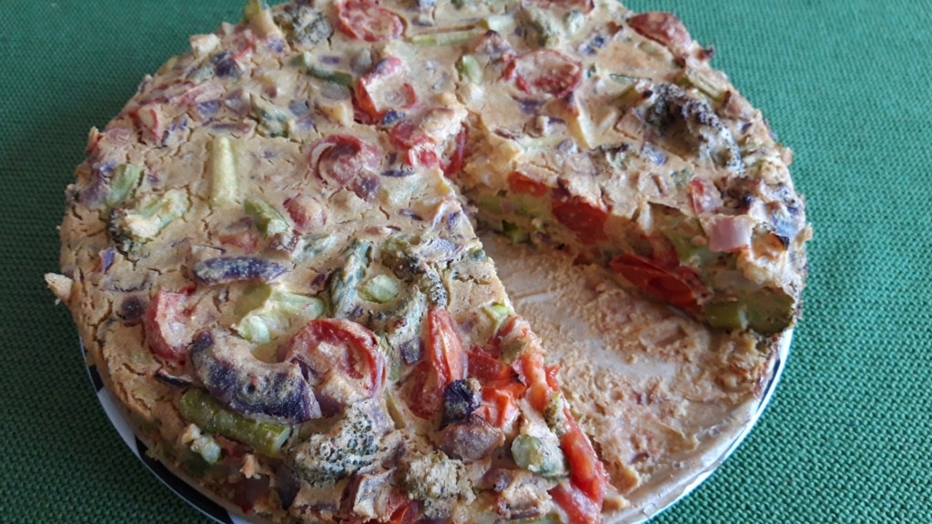 Quiche di ceci su coperta verde