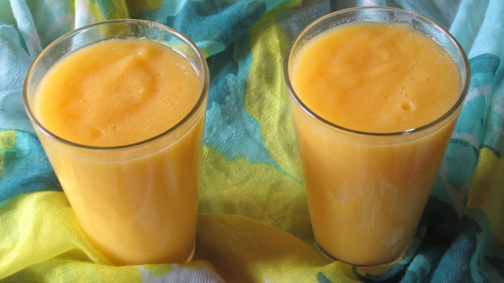 Gläser mit Mango-Ananas-Ingwer Smoothie