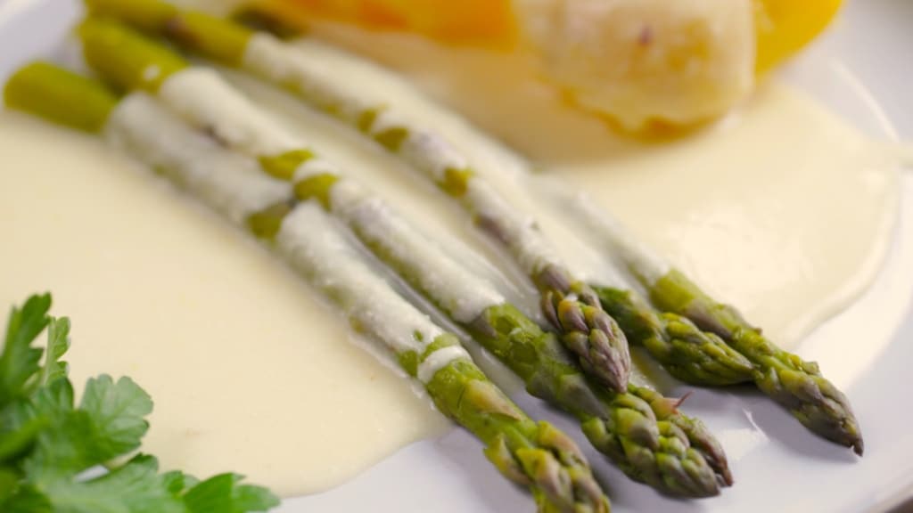 Green asparagus with hollandaise sauce