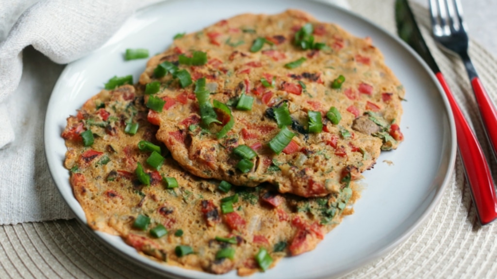 Frittata di lenticchie vegana su un piatto bianco