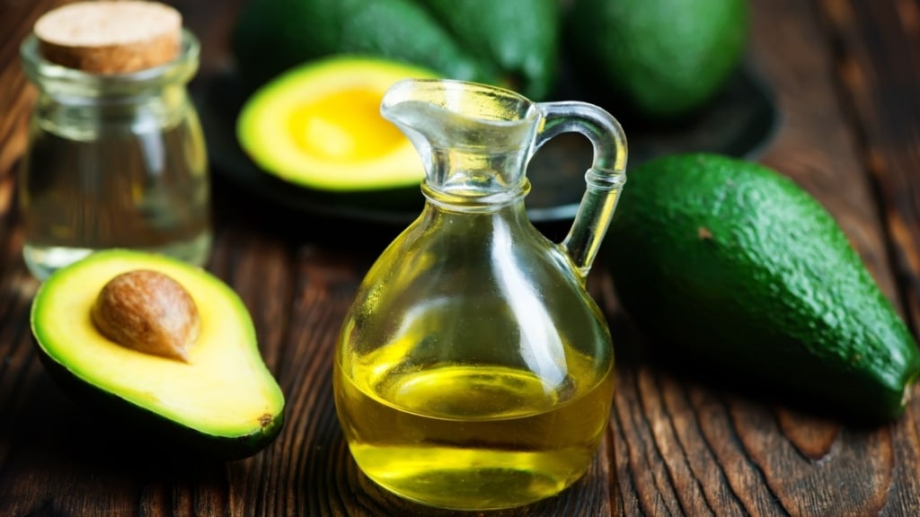 Olio di avocado in caraffa di vetro